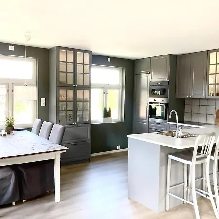 Large 4 Bedroom In With A Sunny Terrace Apartment *