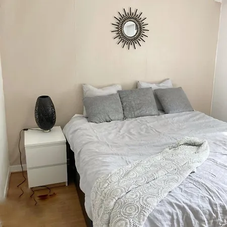Large 4 Bedroom In With A Sunny Terrace Apartment *